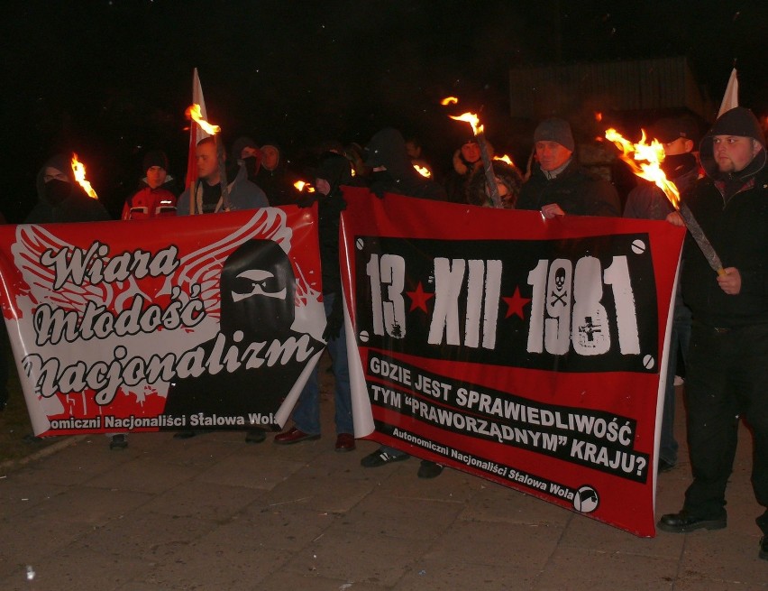 Nacjonaliści na manifestacji w rocznice stanu wojennego.