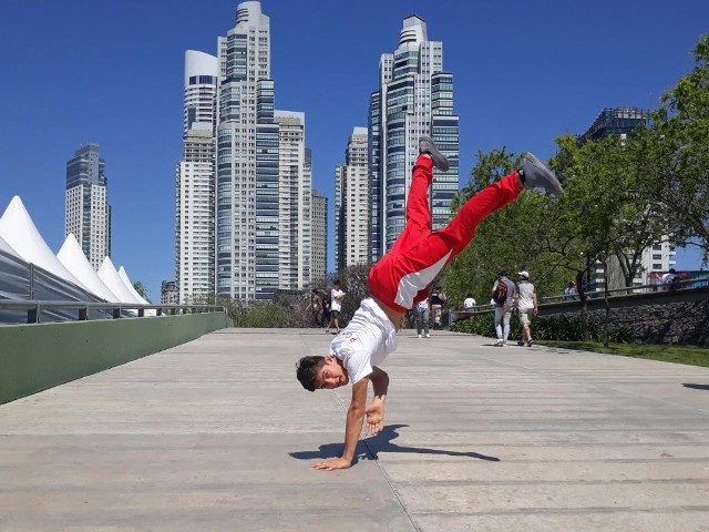 Uradowany Piotrek na ulicy Buenos Aires.