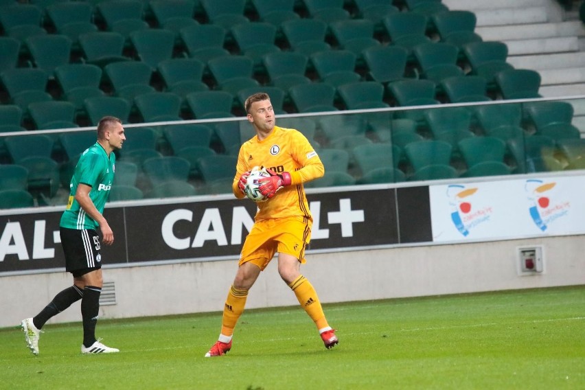 Legia Warszawa po słabym i nudnym do bólu meczu awansowała...