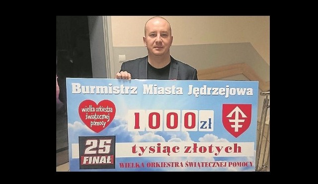 Marcin Piszczek, burmistrz Jędrzejowa zawsze wspiera Wielką Orkiestrę Świątecznej Pomocy. W ostatnią niedzielę przekazał czek.