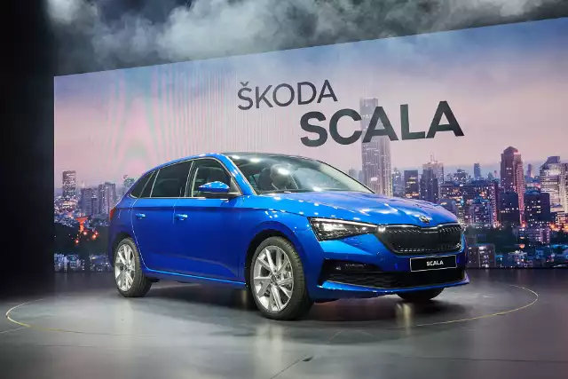 Skoda Scala W przypadku Scali podstawową wersją wyposażeniową jest Active, w której znajdują się takie elementy, jak: klimatyzacja manualna, Radio Swing z kolorowym ekranem dotykowym 6,5 cala, dwoma gniazdami USB-C, Bluetooth, systemy Front Assist i Lane Assist, reflektory LED Basic, hamulec antykolizyjny, a także system umożliwiający połączenie alarmowe i wezwanie pomocy w razie wypadku.Fot. Skoda