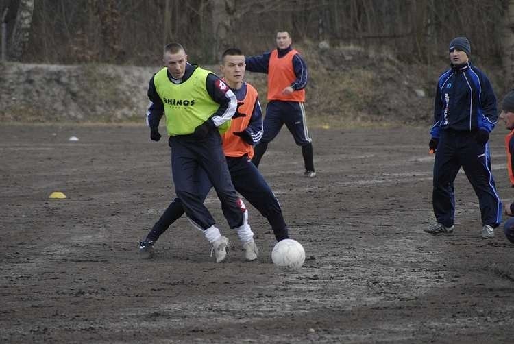 W sparingowym meczu na boisku przy ulicy Zielonej spotkaly...