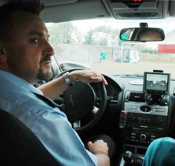 Sierż. Artur Kołodziejski z choszczeńskiej drogówki (tu podczas miejskiej imprezy) zapewnia, że kierowcy jeżdżą wolniej wiedząc, że po drogach krąży samochód z wideoradarem