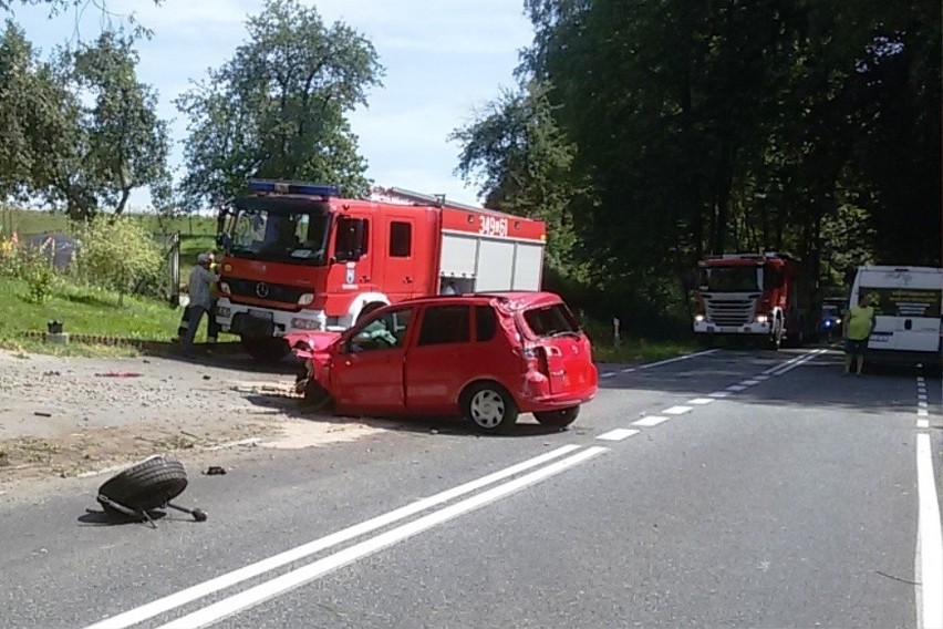 Wypadek w Rudzicy: mazda uderzyła w przepust betonowy ZDJĘCIA