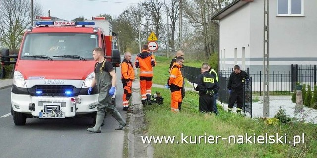 W sobotę około godziny 13 policjanci z Nakła zostali powiadomieni o znalezionym mężczyźnie w rowie przy ulicy Nakielskiej w miejscowości Występ. Nie dawał on oznak życia.Na miejscu funkcjonariusze znaleźli mężczyznę leżącego twarzą w wodzie. O pomoc w jego wyciągnięciu poprosili jeden zastęp strażaków. Wstępnie ustalono, że mógł to być nieszczęśliwy wypadek, po czym 55-letni mieszkaniec Występu utopił się. Śledztwo w tej sprawie prowadzą policjanci z powiatu nakielskiego pod nadzorem prokuratury. Pogoda na dzień (22.10.2017)  | KUJAWSKO-POMORSKIEŹródło: TVN Meteo/x-news