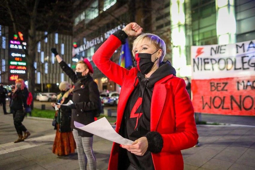 Strajk kobiet w Szczecinie. Wiersz w obronie praw kobiet i nawiązanie do Święta Niepodległości