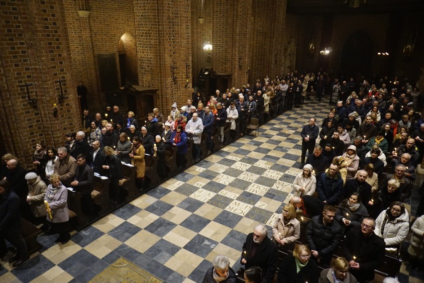 Liturgię Nocy Paschalnej w katedrze poznańskiej odprawił abp...