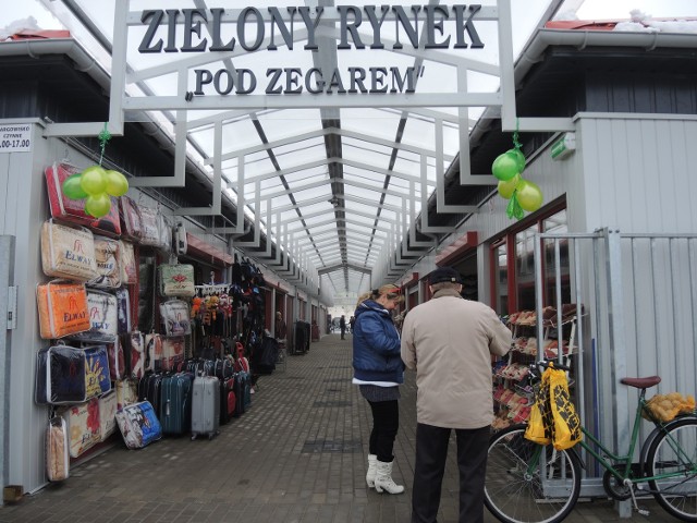 Świnoujście: Po targowisku w kaskuSprzedawcy z "Zielonego Rynku. Pod Zegarem." cieszą się ze zmian, jednak uprzedzają, że przy wejściu na stoiska trzeba uważać na głowy i spadający na nie śnieg.