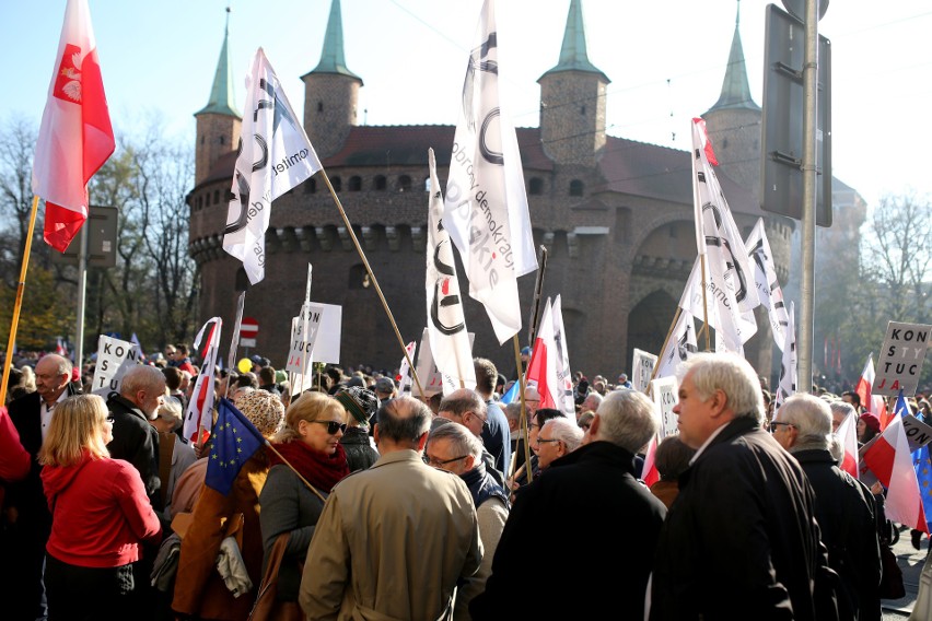 Kraków. KOD świętuje stulecie odzyskania przez Polskę niepodległości [ZDJĘCIA]