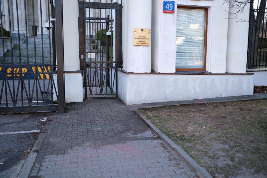 Budynek ambasady Rosji w Warszawie został oblany czerwoną...