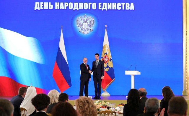 Biković podczas odbierania Medalu Puszkina z rąk Władimira Putina w 2018 r.