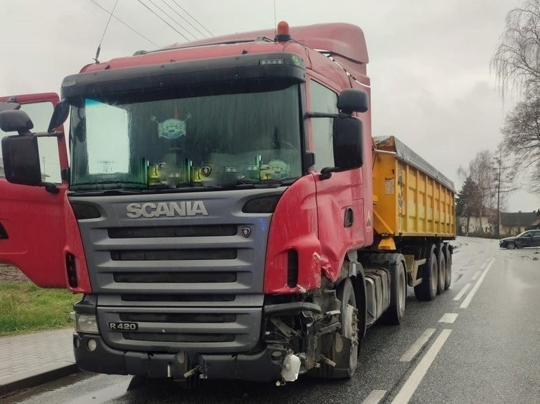 Wypadek z udziałem ciężarówki i dwóch osobówek w Zarzeczu w pow. jasielskim. Jedna osoba w szpitalu [ZDJĘCIA]