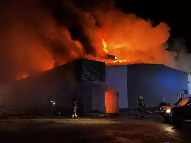Pożar supermarketu w miejscowości Góra na Dolnym Śląsku. Strażacy cały czas prowadzą akcję gaśniczą.