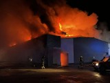 Ogromny pożar supermarketu na Dolnym Śląsku. Zawalił się dach, jeden ze strażaków jest ranny
