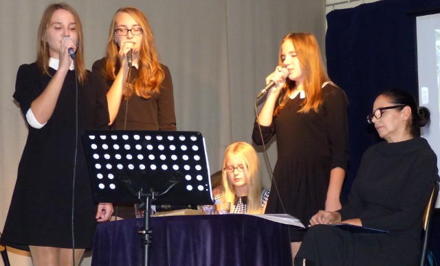 Śpiewające siostry (od lewej): Emilia Kozioł, Nikola Wróbel, Natalia Wróbel, Nikola Kozioł wezmą udział w konkursie pieśni patriotycznych w Opatowcu.
