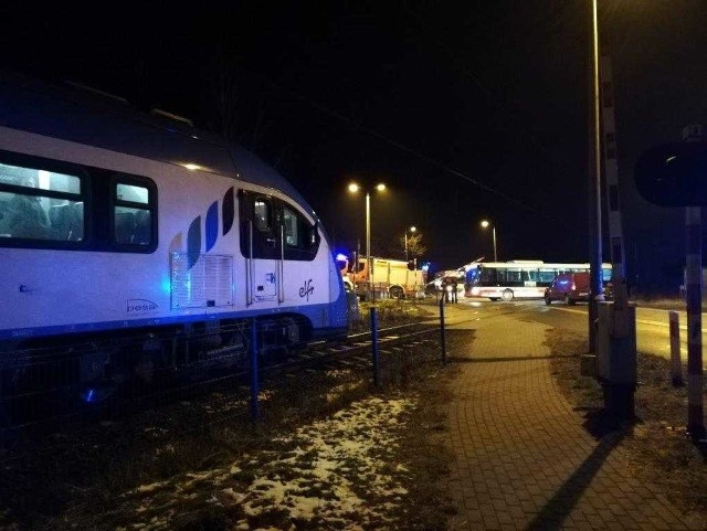 Autobus utknął na torach. Pomogli strażacy