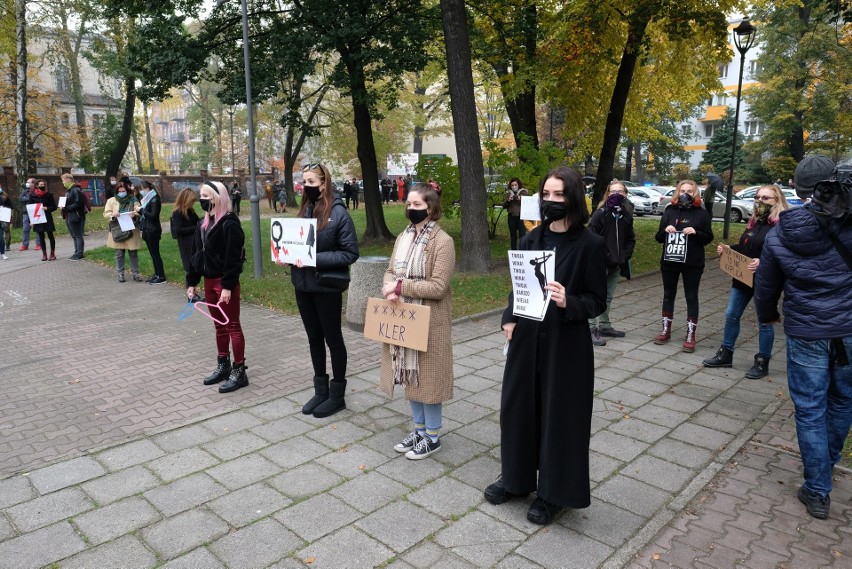 Protest kobiet przed Katedrą Świętych Apostołów Piotra i...