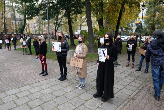 Protest kobiet przed Katedrą Świętych Apostołów Piotra i Pawła w Gliwicach. Zobacz kolejne zdjęcia. Przesuń zdjęcia w prawo - wciśnij strzałkę lub przycisk NASTĘPNE