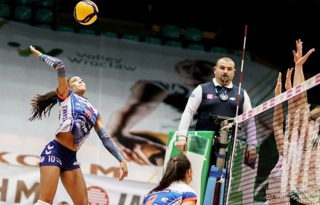 W mecz ekstraklasy siatkarek, Volley Wrocław przegrał 2:3 z E.LECLERC MOYA Radomka Radom. Tą wygraną radomianki sprawiły piękny prezent urodzinowy swojemu trenerowi Riccardo Marchesiemu, kt&oacute;ry 23 grudnia (jutro) ma swoje święto. Radomianki ponownie zagrały bez swojej podstawowej rozgrywającej, Katarzyny Skorupy, kt&oacute;ra narzeka na uraz. VolleyWrocław &ndash; E.LECLERC MOYA Radomka Radom 2:3 (25:23, 17:25, 25:19, 16:25, 11:15)Volley: Witkowska (14), Wołodko (4), Murek (17), Jasek (16), Bączyńska (13), Fedorek (8), Adamek (libero) oraz Wellna (2), Szady (1).Radomka: Honorio Marques (21), Picussa (3), Johnson (23), Łukasik (10), Twardowska (9), Zaborowska (3), Witkowska (libero) oraz Bałucka (6), Biała (2), Szczygioł.MVP meczu: Janisa Johnson (E.LECLERC MOYA Radomka).Pierwszy set zostanie zapamiętany przede wszystkim ze znakomitej gry blokiem wrocławianek. Zdobyły one siedem punkt&oacute;w tym elementem. Wobec ich działań zesp&oacute;ł gości, uważany za faworyta, był momentami bezradny. Radomianki rozpoczęły od prowadzenia 5:1 i wydawało się, że ten set, a może i cały mecz będzie pod ich kontrolą. Gospodynie odrabiały straty. R&oacute;wnież prowadzenie E.LECLERC MOYA Radomki 15:11 zostało zniwelowane, a po chwili wrocławianki prowadziły. Do końca gra była już wyr&oacute;wnana i set zakończył zasłużonym zwycięstwem #VolleyWrocław.W drugiej partii gra była już zupełnie inna i przede wszystkim lepsza w wykonaniu zespołu gości. #Volley Wrocław walczył do stanu 9:11, a następnie stracił w serii trzy punkty. Tym razem przyjezdne nie pozwoliły na odrabianie strat. Prezentowały urozmaicony atak. Obok mocnych zbić oglądaliśmy ładne kiwki i plasy.W trzecim secie obraz gry znowu zmienił się. Zesp&oacute;ł gości cały czas miał kłopoty, a gospodynie rozgrywały jeden z najlepszych mecz&oacute;w w sezonie. Znowu świetnie funkcjonował blok wrocławianek. Kamila Witkowska zdobyła tym elementem sześć punkt&oacute;w na dziesięć jakie miała po trzech setach. Groźnie było też ze strony skrzydłowych więc radomski zesp&oacute;ł musiał pogodzić się z przegraną w tym fragmencie.W dw&oacute;ch następnych setach siła radomskiego zespołu zaczęła brać g&oacute;rę. Czwarty przyjezdne wygrały pewnie. Tie break rozpocząl się po myśli gospodyń. Prowadziły 4:1, ale E.LECLERC MOYA Radomka zaczęła grać coraz skuteczniej. Punktowała Janisa Johnson i przewaga radomianek zaczęła brać g&oacute;rę. Wrocławianki odrabiały straty, ale w końc&oacute;wce już nie dały rady. Po raz kolejny radomianki do zwycięstwa poprowadziła Paulina Zaborowska. Warto podkreślić, że w sumie blokiem oba zespoły zdobyły 34 pkt - 19 Wrocław i 15 Radom.Zdjęcia z meczu&gt;&gt;&gt;