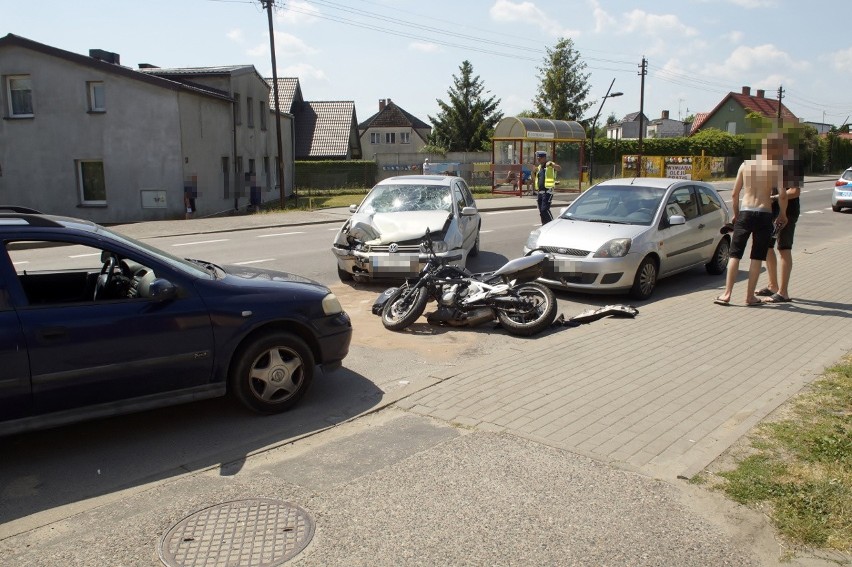 Wypadek w Kobylnicy. Kierowca motocykla i żona kierowcy auta w szpitalu