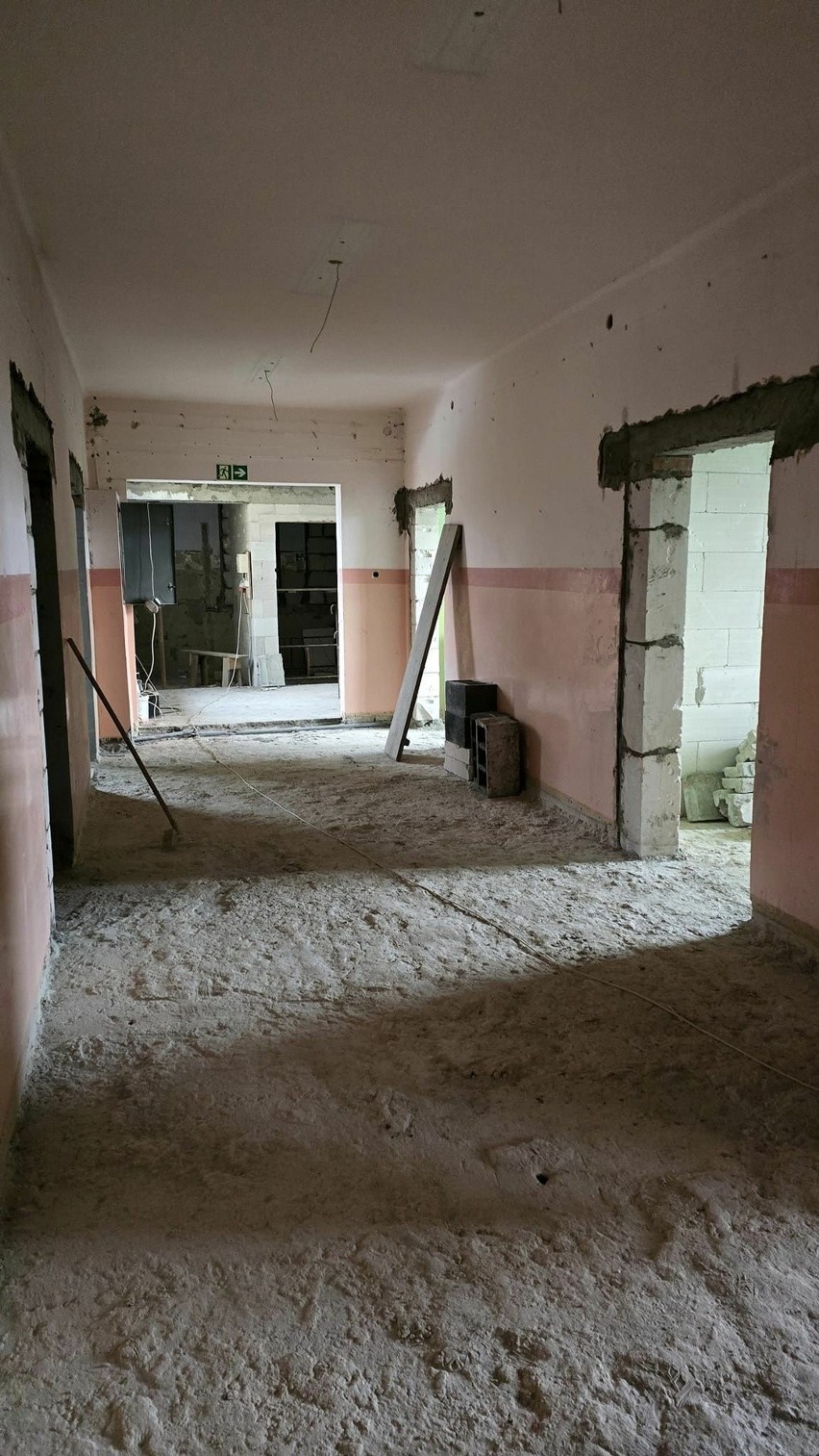 W gminie Pawłów przybędzie aptek. Gruntownie remontuje się jedna, a druga powstaje w dawnej szkole w Bostowie. Zobacz zdjęcia