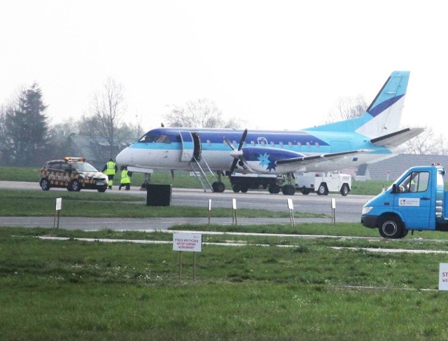 W środę na lotnisku w Radomiu wylądowały dwa większe turbośmigłowe samoloty pasażerskie embraer 120 brasilia i saab 340 (13.04.16).