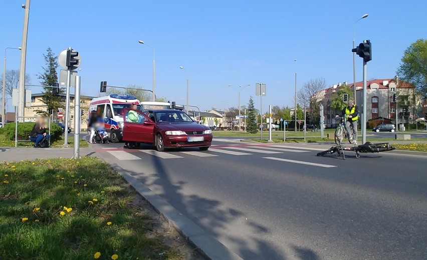 Wypadek w Radomiu. Rowerzystka potrącona przez kierującą oplem na rondzie księdza Kotlarza. Kto miał zielone światło?