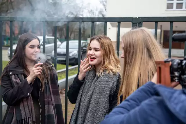 Uczniowie poznańskiej "dwunastki" przygotowali spoty filmowe na temat szkodliwości e-papierosów. Krótkie filmy oglądać będzie w komunikacji miejskiej, pociągach, czy na lotnisku.