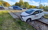 Wypadek dwóch samochodów na Mickiewicza we Wrocławiu. Auto wylądowało na torowisku