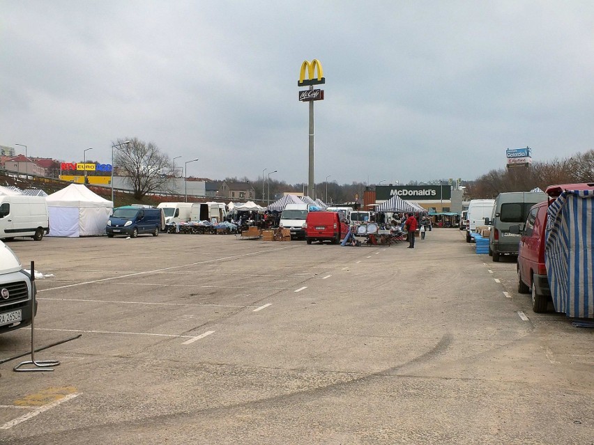 W sobotę na starachowickim targowisku było dużo wolnych...