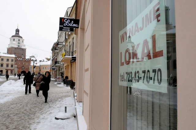 Z centrum miasta znikają kolejne sklepy. Na wielu kamienicach znajdziemy napis "Do wynajęcia". Klienci przenoszą się do centrów handlowych