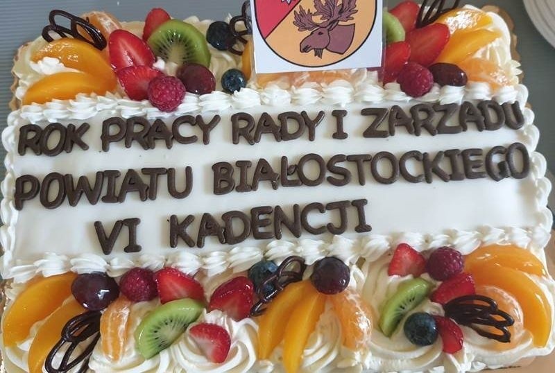 XIX sesja Rady Powiatu Białostockiego. Radni zjedli tort z okazji pierwszej rocznicy pracy (zdjęcia)