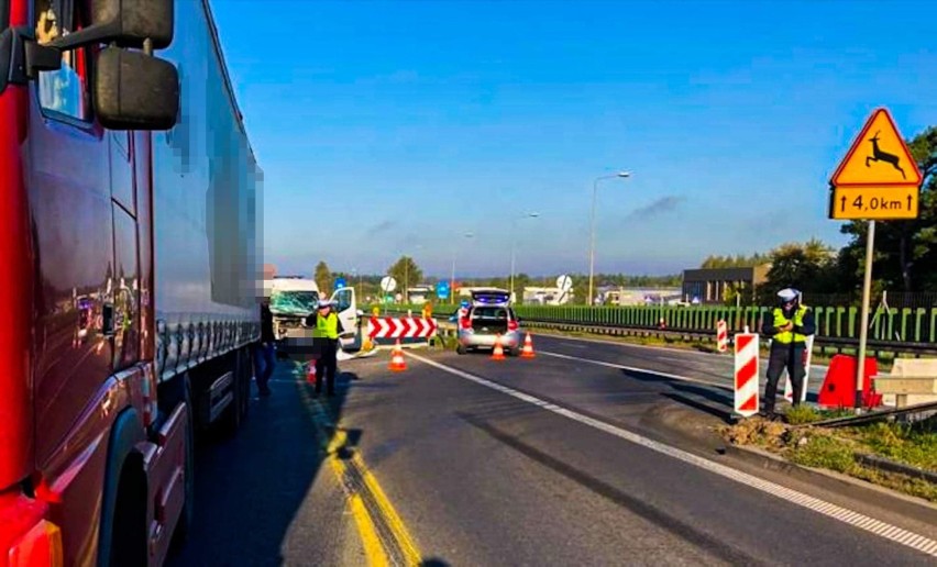 Łyski. Wypadek na wjeździe do Białegostoku. Bus wjechał w tył ciężarówki. Dwie osoby zakleszczone w aucie. Korek na węźle Porosły [ZDJĘCIA]