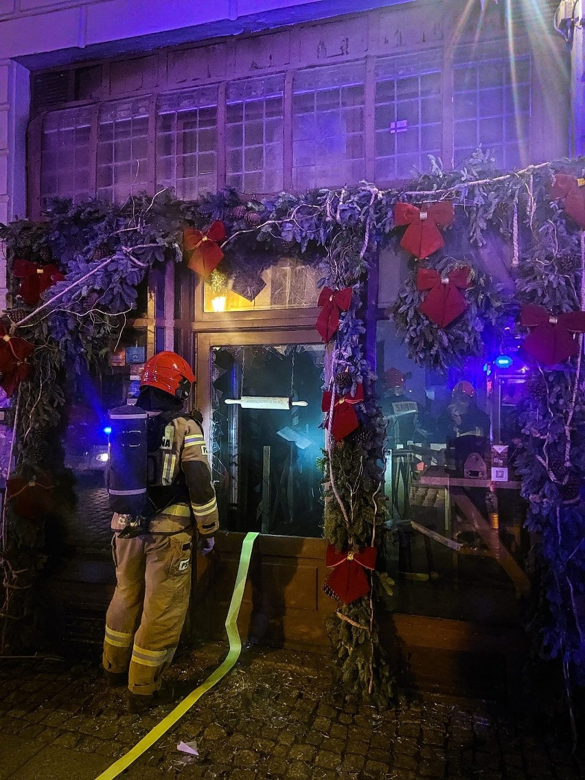 Toruńska pierogarnia po pożarze. Świąteczne dekoracje na starówce mogą być groźne?