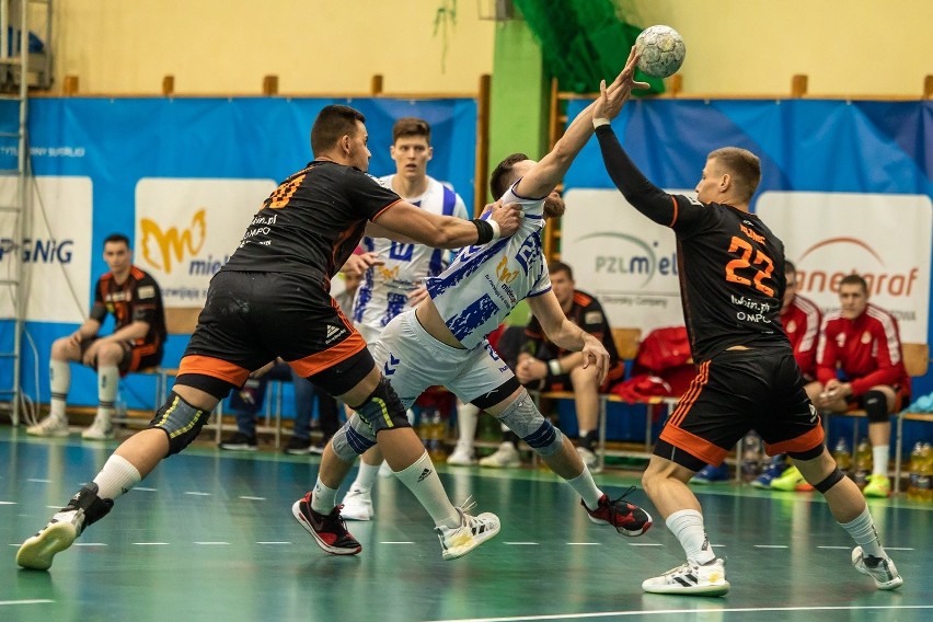 Handball Stal Mielec (biało-niebieskie stroje) przegrała z...