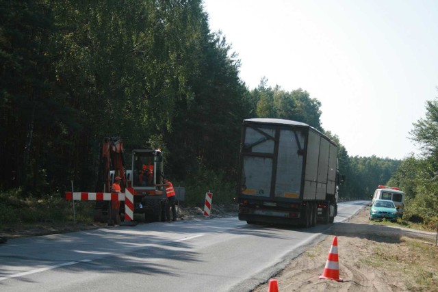 Remontowana droga między Zaklikowem i Dąbrową Rzeczycką.
