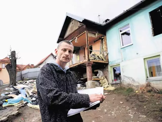 Cały świat poinformujemy o tym, co zrobił nam burmistrz! - zapowiada  Rafał Murkowski, który reprezentuje Romów z ul. Wąskiej. Mówi, że wolą zostać w zrujnowanym domu niż ulec szantażowi