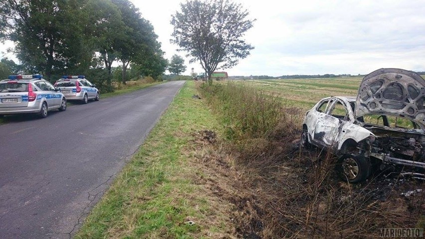 Auto spłonęło przy drodze Malerzowice Małe - Starowice.