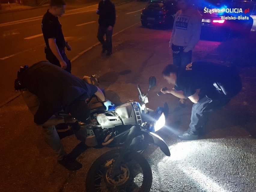 Motocyklista uciekając przed policją wjechał w przejście...