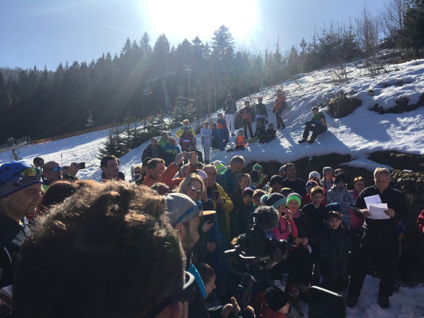 Zimowe szaleństwo w Korbielowie (gm. Jeleśnia). Dziennikarze walczyli o prymat w slalomie. Z Pilska (1557 m.n.p.m) jest piękny widok. Warto!