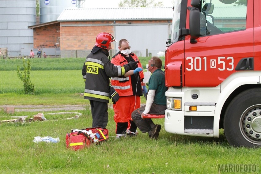 Pożar stodoły i chlewni w Kotorzu Małym. Spłonął kombajn, ranny został właściciel gospodarstwa 