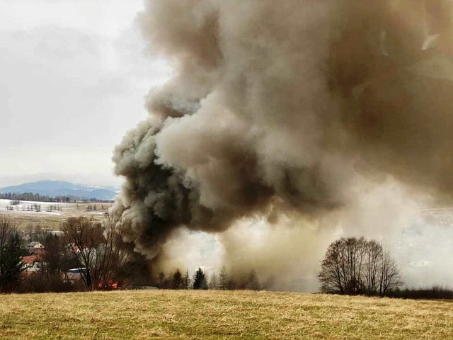 Pożar hali zakładu w Żabnicy. Zdjęcia dzięki uprzejmości portalu Żywiec 112