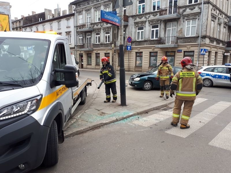Groźne zderzenie w Łodzi na skrzyżowaniu ulic Nawrot i Dowborczyków! Kierowca nie zatrzymał się przed znakiem "Stop". ZDJĘCIA