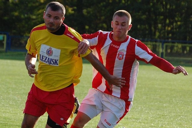 Piotr Bubiłek (z lewej) pomaga w prowadzeniu treningów Robertowi Kuroszowi.