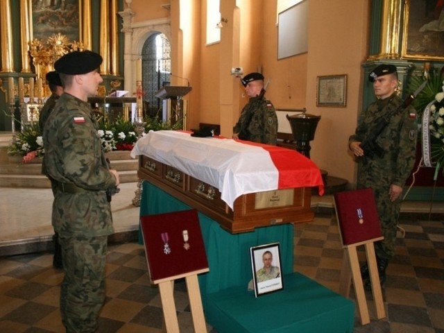 W pożegnaniu poległego żołnierza uczestniczyli m.in. jego koledzy z Międzyrzecza i Wędrzyna.