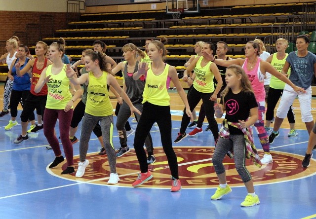 W hali widowiskowo-sportowej w Świeciu w niedzielę odbył się Charytatywny Maraton Zumby. Dochód z niego przeznaczono na leczenie chorej na raka żołądka Kingi Szwedy. Maraton zorganizowała Ada Krzemińska (Zumba Świecie). Policjantka Kinga Szweda walczy z rakiem.