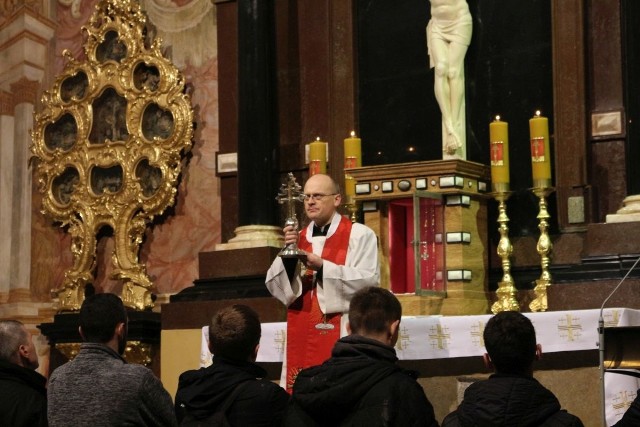 Pątnicy z diecezji kieleckiej modlili się na Świętym Krzyżu. Ucałowali też relikwie Drzewa Krzyża Świętego.