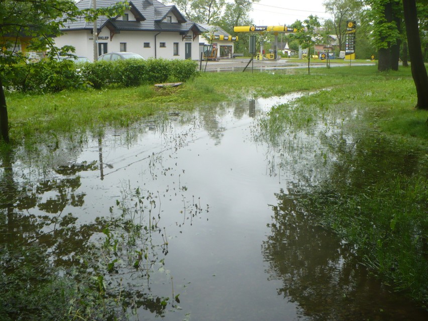 Coraz więcej zgłoszeń o zalanych domach. W Lipinkach nadmiaru wody nie wytrzymały stawy, uszkodzona jest sieć kanalizacyjna NOWE ZDJĘCIA