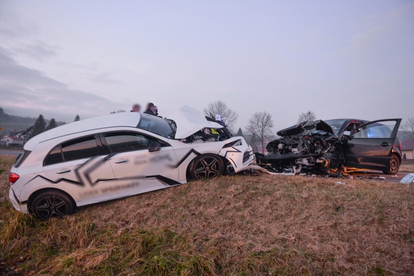 Wypadek w Ruszelczycach w powiecie przemyskim. Na DW 884 volkswagen polo czołowo zderzył się z mercedesem. Są ranni [ZDJĘCIA]