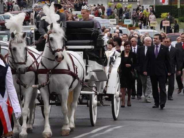 W kolorowym pochodzie goście jubileuszu przemaszerowali ulicami Przeworska i złożyli kwiaty pod pomnikiem Władysława Jagiełły. Po przemowach notabli uczniowie wystąpili z programem artystycznym.